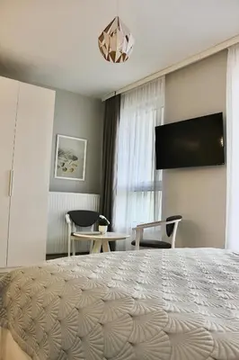 Telewizja i/lub zestaw kina domowego w obiekcie LuxApartmentWarszawa z bezpłatnym podziemnym parkingem