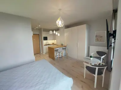 Kuchnia lub aneks kuchenny w obiekcie LuxApartmentWarszawa z bezpłatnym podziemnym parkingem