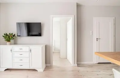 Telewizja i/lub zestaw kina domowego w obiekcie LUX 2 pokojowe Apartment in Warszawa z bezpłatnym podziemnym parkingem