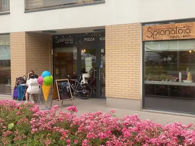Restauracja lub miejsce do jedzenia w obiekcie K22 Warszawa Zachodnia Slawinska 502