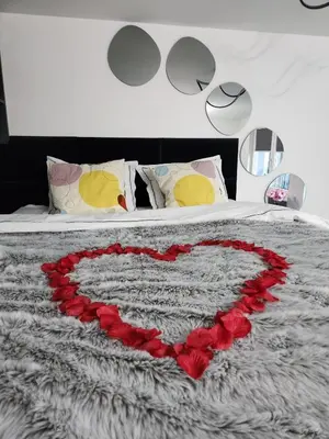 Łóżko lub łóżka w pokoju w obiekcie JACUZZI & SAUNA Apartament Warszawa Mokotów