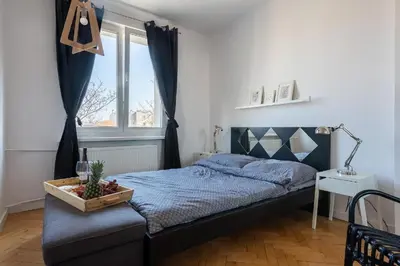 Łóżko lub łóżka w pokoju w obiekcie Wilcza 55 Prywatne mieszkanie z oddzielną sypialnią w Centrum 400m od Dworca Centralnego Samodzielne Zameldowanie! Self Check-in System!