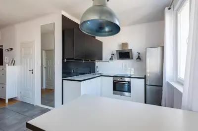 Kuchnia lub aneks kuchenny w obiekcie Wilcza 55 Prywatne mieszkanie z oddzielną sypialnią w Centrum 400m od Dworca Centralnego Samodzielne Zameldowanie! Self Check-in System!