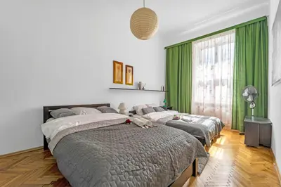 Łóżko lub łóżka w pokoju w obiekcie Plac Zbawiciela Spacious Apartments - Top Location, Metro 200m, 53m2 - by Rentujemy