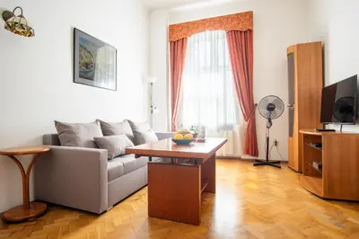 Telewizja i/lub zestaw kina domowego w obiekcie Plac Zbawiciela Spacious Apartments - Top Location, Metro 200m, 53m2 - by Rentujemy