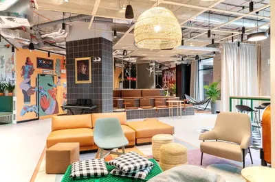 Część wypoczynkowa w obiekcie Chillout Dorm Warszawa by BookingHost