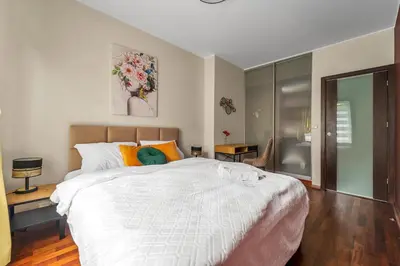 Łóżko lub łóżka w pokoju w obiekcie 90m2 Prestige Suite - Parking & Jacuzzi & AirCon by Rentujemy