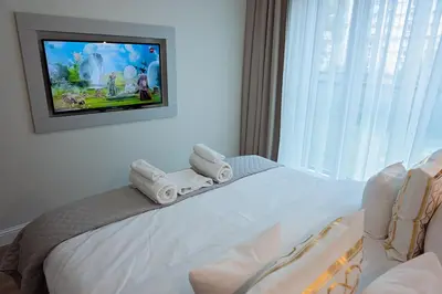 Łóżko lub łóżka w pokoju w obiekcie Mennica Residence - Grzybowska 43A