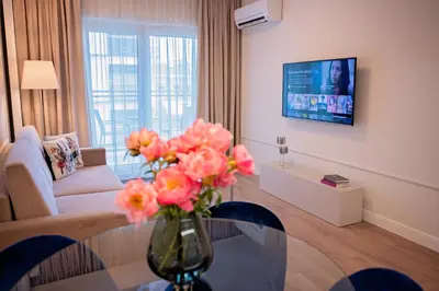 Telewizja i/lub zestaw kina domowego w obiekcie Mennica Residence - Grzybowska 43A