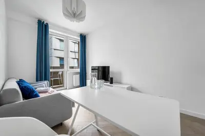 Telewizja i/lub zestaw kina domowego w obiekcie Koneser Apartment - Workspace, Balcony, Subway - by Rentujemy