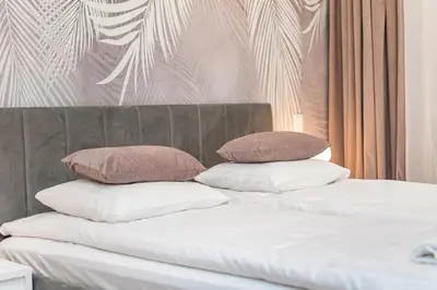 Łóżko lub łóżka w pokoju w obiekcie Wspólna 51 by Homeprime