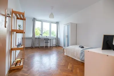 Łóżko lub łóżka w pokoju w obiekcie Regem Pokoje Nowogrodzka