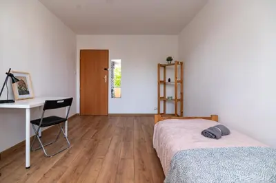 Łóżko lub łóżka w pokoju w obiekcie Regem Pokoje Nowogrodzka