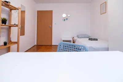 Łóżko lub łóżka w pokoju w obiekcie Regem Pokoje Nowogrodzka