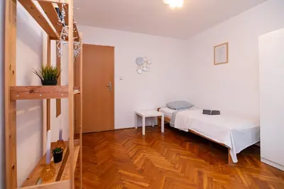 Łóżko lub łóżka w pokoju w obiekcie Regem Pokoje Nowogrodzka