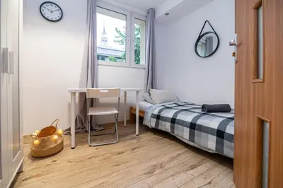 Łóżko lub łóżka w pokoju w obiekcie Regem Pokoje Nowogrodzka