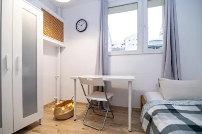 Łóżko lub łóżka w pokoju w obiekcie Regem Pokoje Nowogrodzka