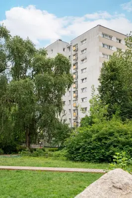 Ogród w obiekcie Bielany Comfort Apartment by BookingHost