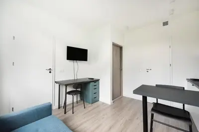 Telewizja i/lub zestaw kina domowego w obiekcie Wola Comfort Studio #3 by BookingHost