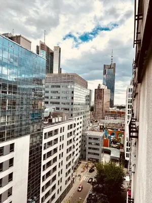 Widok na miasto Warszawa z tego apartamentu