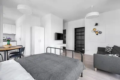 Telewizja i/lub zestaw kina domowego w obiekcie 8th Floor Downtown Warsaw Apartments N2 - Parking, City View, Balcony - by RENTUJEMY