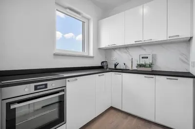Kuchnia lub aneks kuchenny w obiekcie 8th Floor Downtown Warsaw Apartments N2 - Parking, City View, Balcony - by RENTUJEMY