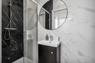 Łazienka w obiekcie 8th Floor Downtown Warsaw Apartments N2 - Parking, City View, Balcony - by RENTUJEMY