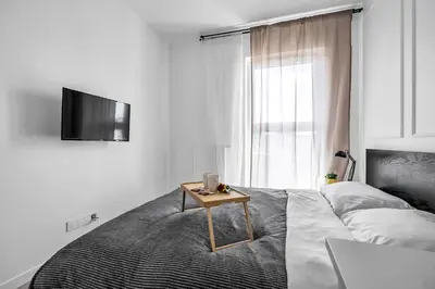 Łóżko lub łóżka w pokoju w obiekcie Rondo Daszyńskiego Apartments N1 - Parking, 8th Floor, City View, Subway - by RENTUJEMY