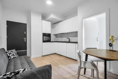 Kuchnia lub aneks kuchenny w obiekcie Rondo Daszyńskiego Apartments N3 - 8th Floor, City View, Subway - by RENTUJEMY