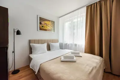 Łóżko lub łóżka w pokoju w obiekcie Metro Rondo ONZ 2-Bedroom Apartment by BookingHost
