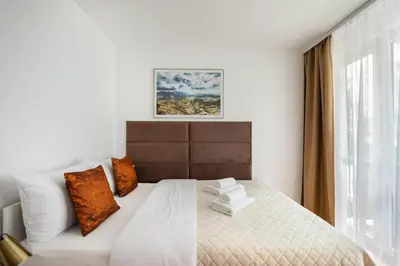 Łóżko lub łóżka w pokoju w obiekcie Metro Rondo ONZ 2-Bedroom Apartment by BookingHost