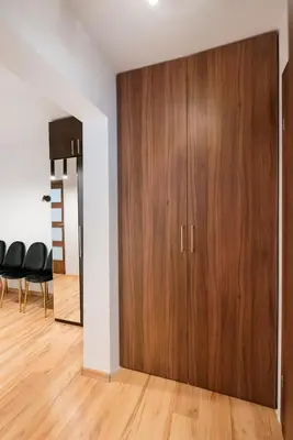 Plan piętra w obiekcie Metro Rondo ONZ 2-Bedroom Apartment by BookingHost