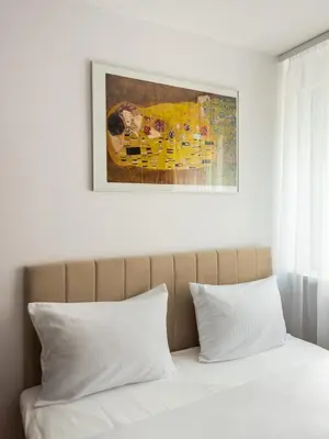 Łóżko lub łóżka w pokoju w obiekcie Metro Rondo ONZ 2-Bedroom Apartment by BookingHost