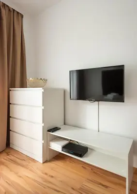 Telewizja i/lub zestaw kina domowego w obiekcie Metro Rondo ONZ 2-Bedroom Apartment by BookingHost