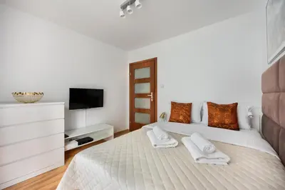 Łóżko lub łóżka w pokoju w obiekcie Metro Rondo ONZ 2-Bedroom Apartment by BookingHost