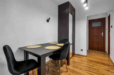Plan piętra w obiekcie Metro Rondo ONZ 2-Bedroom Apartment by BookingHost