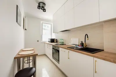 Kuchnia lub aneks kuchenny w obiekcie Metro Rondo ONZ 2-Bedroom Apartment by BookingHost