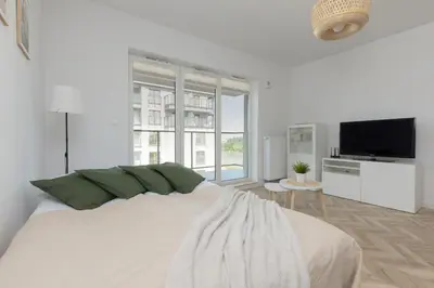 Telewizja i/lub zestaw kina domowego w obiekcie Ursus Sunny Studio for 4 Guests with Parking & Balcony by Noclegi Renters