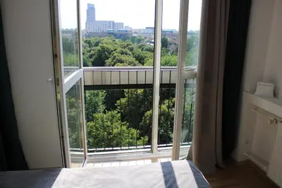 Balkon lub taras w obiekcie Strict center Warsaw comfortable apartment, 10th-floor with beautiful view on the park and skyscrapers, free WiFi, self check-in/out