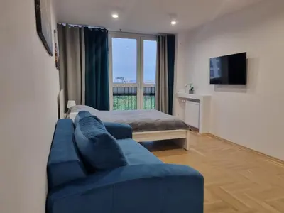 Telewizja i/lub zestaw kina domowego w obiekcie Strict center Warsaw comfortable apartment, 10th-floor with beautiful view on the park and skyscrapers, free WiFi, self check-in/out
