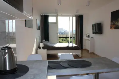 Telewizja i/lub zestaw kina domowego w obiekcie Strict center Warsaw comfortable apartment, 10th-floor with beautiful view on the park and skyscrapers, free WiFi, self check-in/out