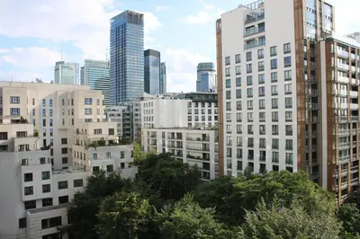 Widok na miasto Warszawa z tego apartamentu
