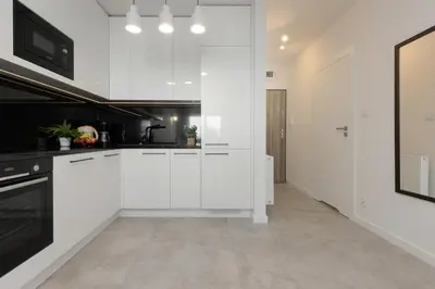 Kuchnia lub aneks kuchenny w obiekcie Modern & Bright Apartment with Parking and Balcony by Noclegi Renters