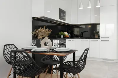 Kuchnia lub aneks kuchenny w obiekcie Modern & Bright Apartment with Parking and Balcony by Noclegi Renters