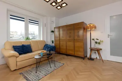 Część wypoczynkowa w obiekcie Elegant Warsaw Apartment with AC 550 m to Copernicus Science Centre by Noclegi Renters