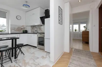 Kuchnia lub aneks kuchenny w obiekcie Elegant Warsaw Apartment with AC 550 m to Copernicus Science Centre by Noclegi Renters