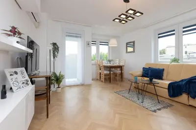 Telewizja i/lub zestaw kina domowego w obiekcie Elegant Warsaw Apartment with AC 550 m to Copernicus Science Centre by Noclegi Renters
