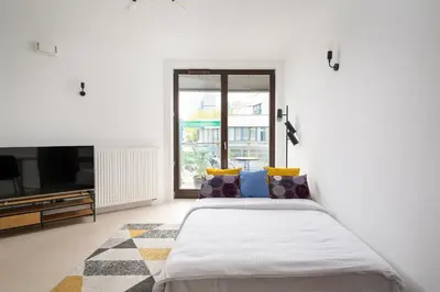 Łóżko lub łóżka w pokoju w obiekcie Browary Warszawskie Modern Studio by BookingHost
