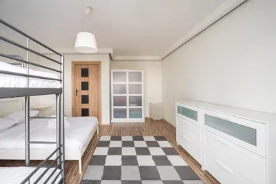 Łóżko lub łóżka w pokoju w obiekcie Krochmalna Red Apartment by BookingHost