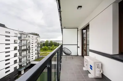Balkon lub taras w obiekcie Woronicza 80 Modern Studio by BookingHost